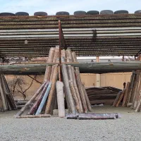 کارگر ساده در جمع و پخش قالی از منازل