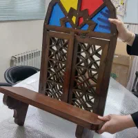 پنجره سنتی و شلف و میز