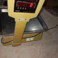 یک عدد ترازو  دیجیتالی ۶۰ کیلویی