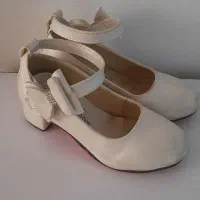 کفش دخترانه و تعدادی لباس