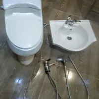 فروش توالت فرنگی و روشویی با دو عدد شیرآلات