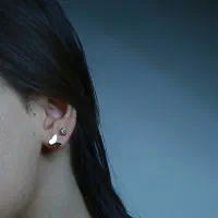 گوشواره پکی|بدلیجات|رشت, دروازه لاکان|دیوار