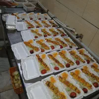 نیروی خدمات آشپزخانه و آشپز برنجی