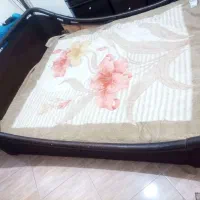 تخت دو نفره به همراه تشک و میز آرایش|تخت و سرویس خواب|تهران, شکوفه (عبدل آباد)|دیوار