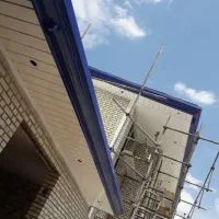 رنگ آمیزی ساختمان و درب پنجره