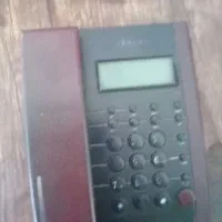 یک عدد تلفن رو میزی