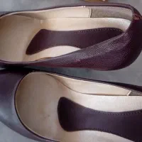یک کفش زنانه