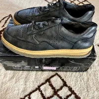 کفش کتونی خاکستری تیره رویه چرم