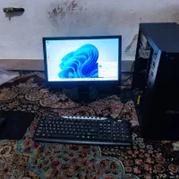 کامپیوتر با مانیتور کیبرد ماوس و ماوس پد