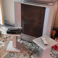 تلویزیون و میزش دستگاه دیجیتال