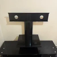 میز تلویزیون شیشه ای در حد نو