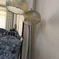 اباژور ایستاده کنار سالنی