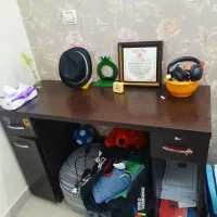 میز کامپیوتر درحد سالم اصلا استفاده نشده