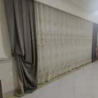 ساعت دیواری و پرده