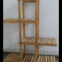 استند چوبی وچند عدد گلدان