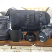دوربین کانن 5D مارک 4 همراه یک فلاش کانن