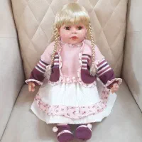 تعدادی عروسک|اسباببازی بچه|ری, علایین|دیوار