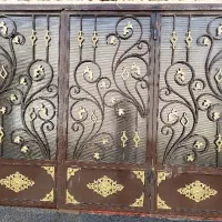 درب پارکینگ در حد نو به فروش می‌رسد