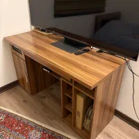 میز تحریر و کامپیوتر