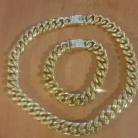 گردنبند ودستبند  به رنگ طلایی بسیار شیک وعالی