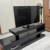 تلویزیون سامسونگ با میز تلویزیون