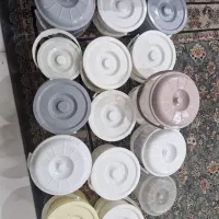 تعدادی سطل با درب