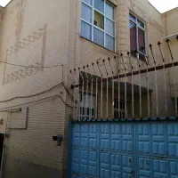 طبقه همکف درب حیاط ماشین رو مرکز شهر