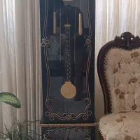 ساعت ایستاده کنار سالنی