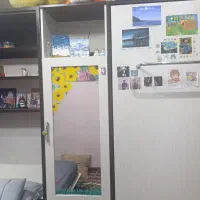 دو عدد تخت تا شو به همراه تشک ها و اینه دراور وسط