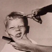 درخواست مدل برای کوتاهی مو زیر نظر مربی حرفه‌ای