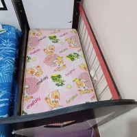 تخت کودک و کنار مادر