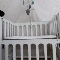 تخت بچه کنار مادر