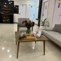 اپراتور خانم دستگاه لیزر