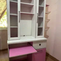 میز تحریر و کتابخانه