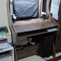 میز تحریر و کامپیوتر