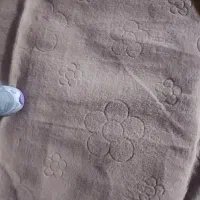 موکت قهوه‌ای روشن طرح گل دار تمیز و کم کارکرد