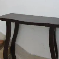 یک عدد میز کنسول شیک و کاربردی