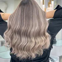 مدل رایگان رنگ و لایت حرفه‌ای می‌پذیرم|خدمات آرایشگری و زیبایی|اصفهان, بهار آزادی|دیوار