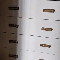 دلاور ومیز تلویزیون و جا کفشی و لوستر