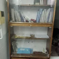 کتابخانه  چهار طبقه جادار با کمد در پایین