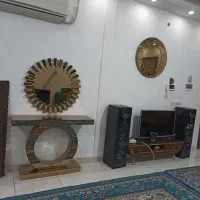 میز کنسول با ساعت دیواری