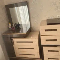 میزارایشی ۳کشو و ۴کشوی کوچک‌ست هم با صنذلی