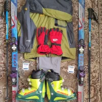 بوت آلپاین و چوب اسکی