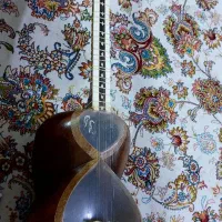 یک عدد تار با یک گیتار