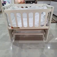 تخت گهواره ای کنار مادر