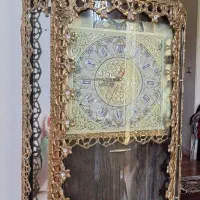 زیر تلویزیونی و ساعت برنجی