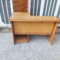 میز مطالعه و کامپیوتر