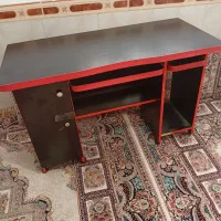 میز تحریر و کامپیوتر
