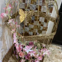 قفس طلایی همراه با گل مصنوعی