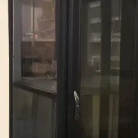 ویترین شیشه‌ای قدی. سالم.